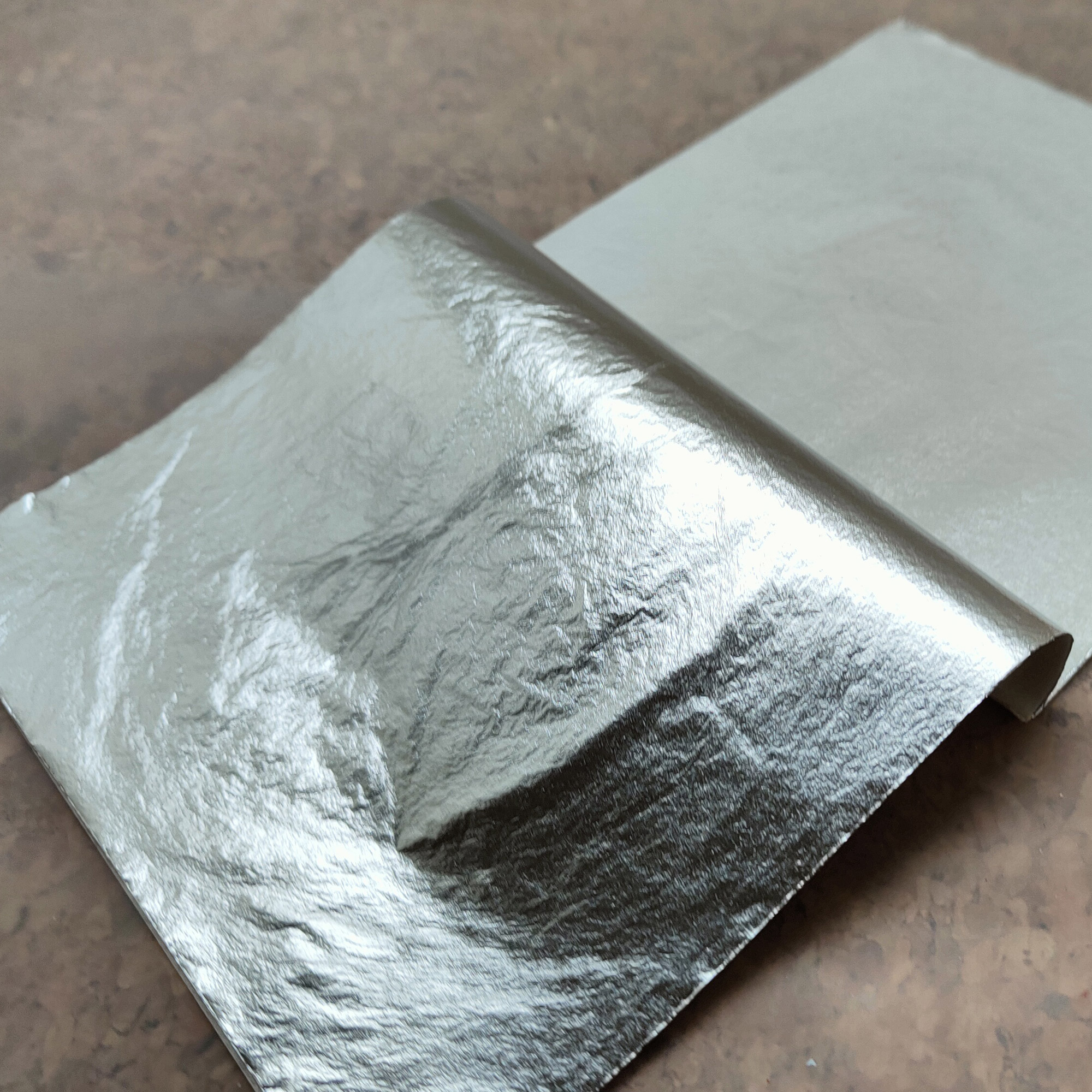 Folia metalowa w kolorze srebrnym