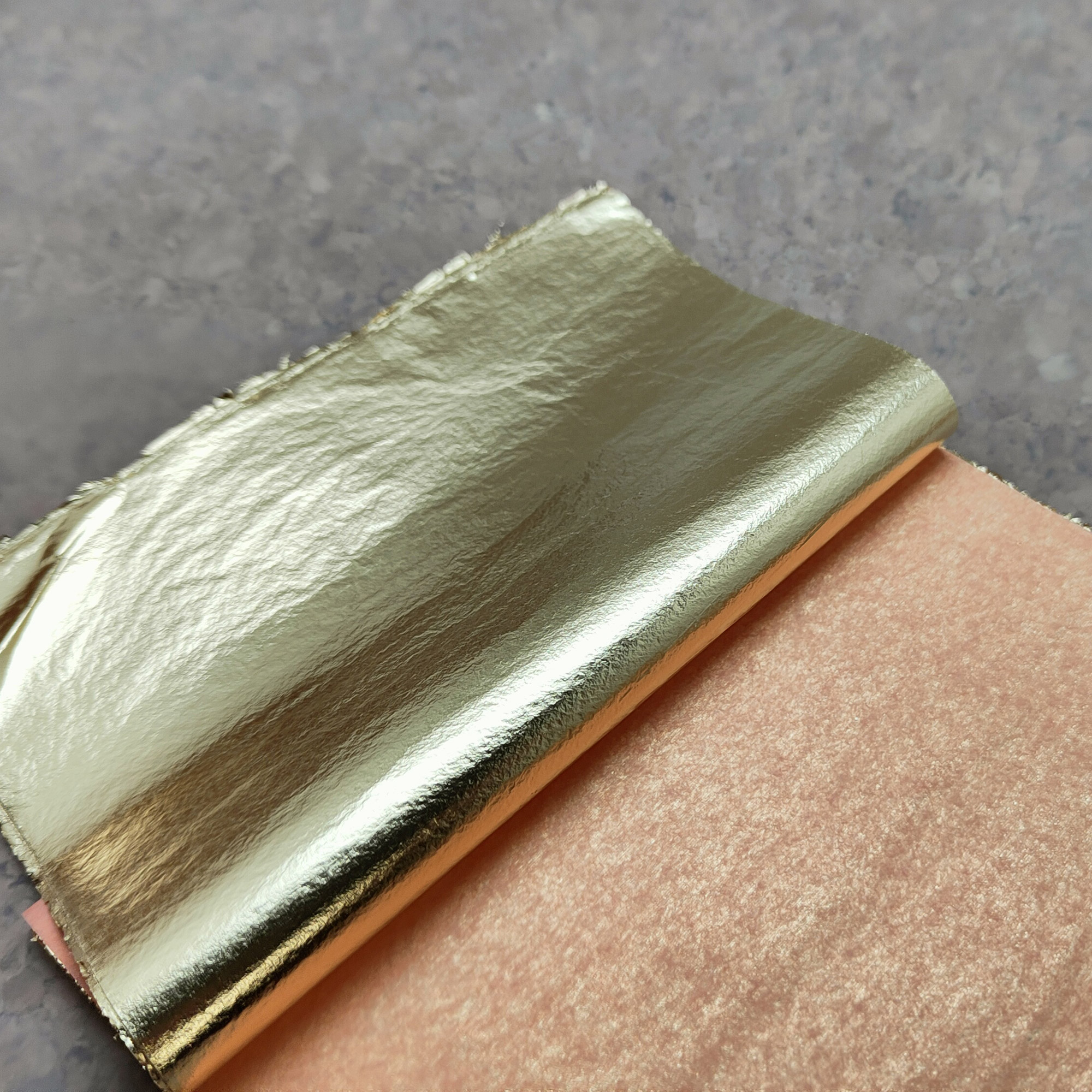 Folia metalowa w kolorze złotym