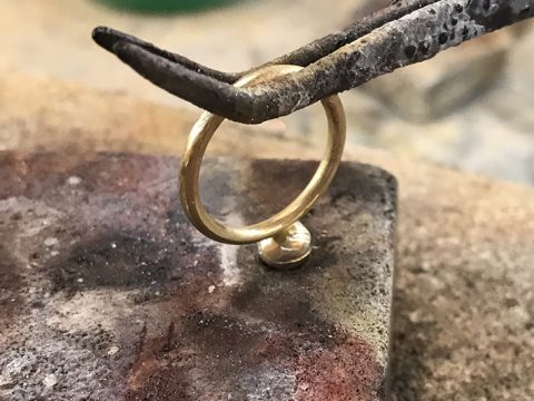 Zaawansowane techniki lutowania biżuterii z wykorzystaniem narzędzia zwanego trzecią ręką