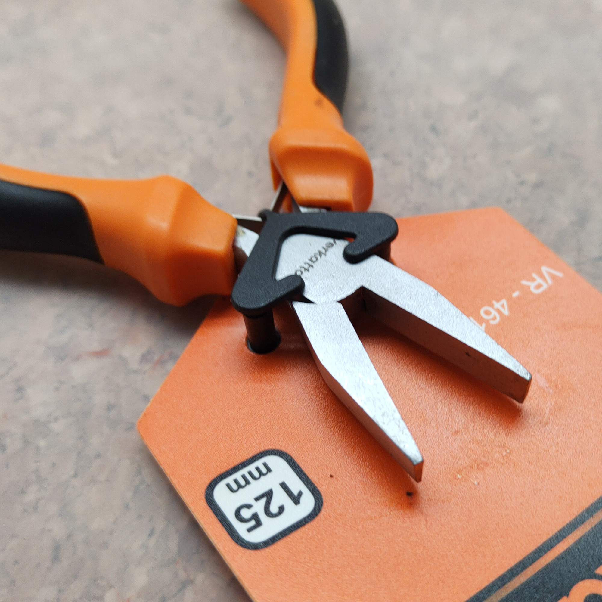 Szczypce płaskie, gładkie 125 mm