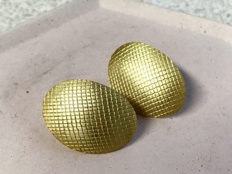 kolczyki z wykorzystaniem fakturowanej powierzchni