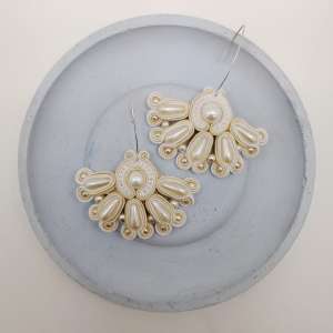 Wykonaj białe kolczyki soutache