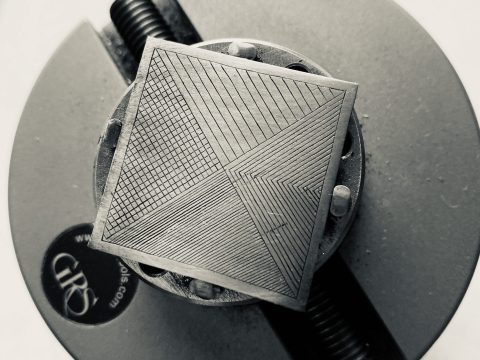 Kurs grawerowania dla początkujących - wprawki grawerskie na blasze obsadzonej w kuli grawerskiej