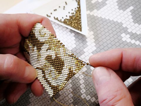 Tworzenie splotu peyote podczas kursu tworzenia biżuterii z koralików