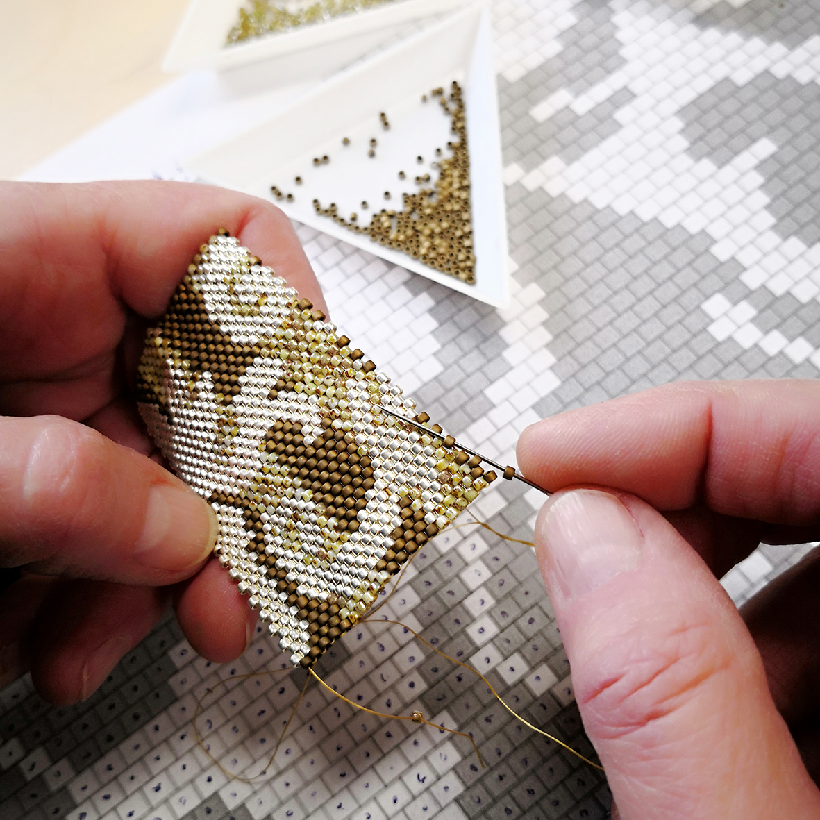 Tworzenie splotu peyote podczas kursu tworzenia biżuterii z koralików