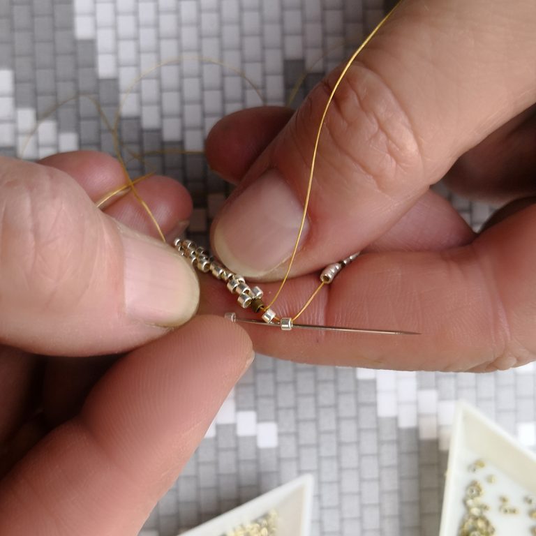 Kurs robienia biżuterii z koralików: tworzenie beadingu peyote