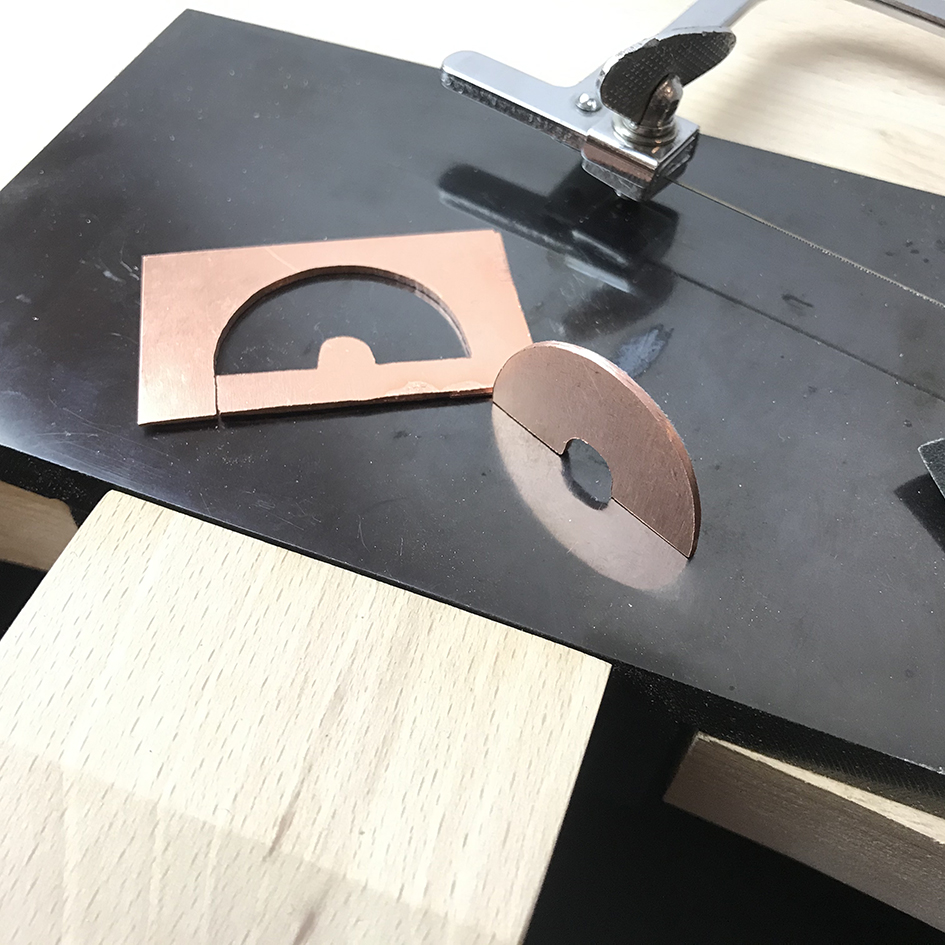 Kurs biżuterii online dla początkujących. Wycinanie kształtów za pomocą piłki włosowej