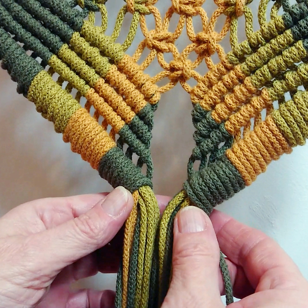 Makrama - makata w trzech kolorach