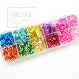 Zestaw koralików-rurek w różnych kolorach